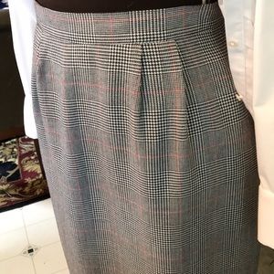 Gorgeous skirt. Very classy, Flattering fit!